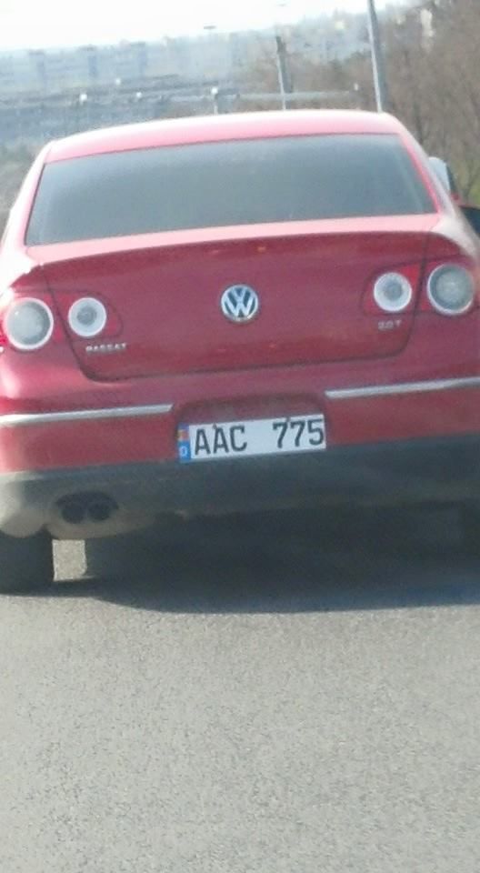 Un șofer și-a mutilat plăcuțele cu numerele de înmatriculare