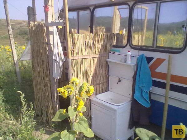 Молдаване превратили старый автобус в дом на колесах