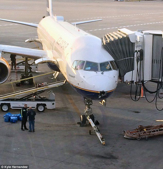 Молния пробила дыру в обшивке Boeing 757 компании Icelandair