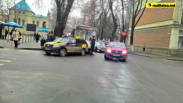 Accident în centrul capitalei: Un troleibuz s-a tamponat cu o maşină de taxi
