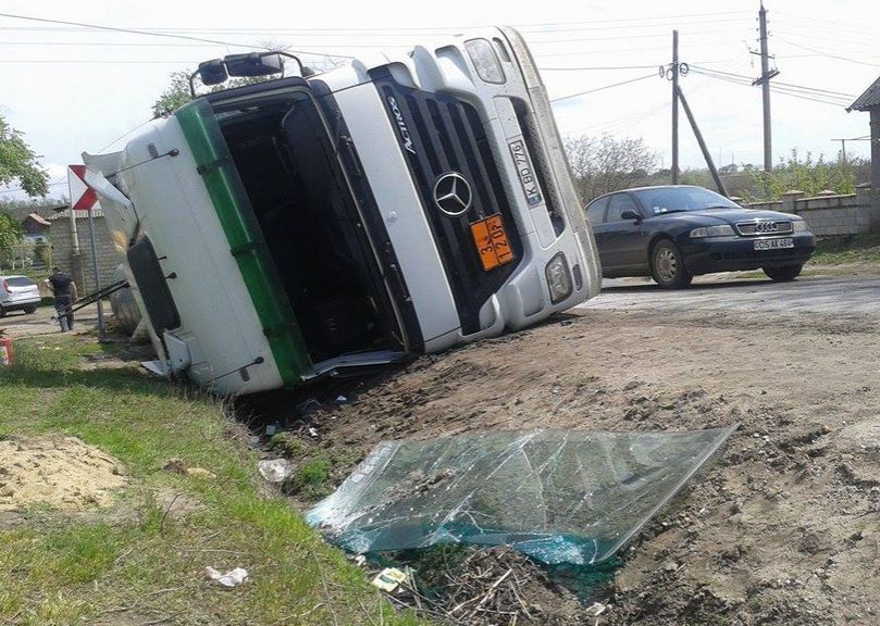 В Каушанах перевернулась автоцистерна с битумом