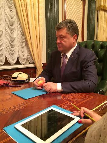 Порошенко съел яблоко назло Путину