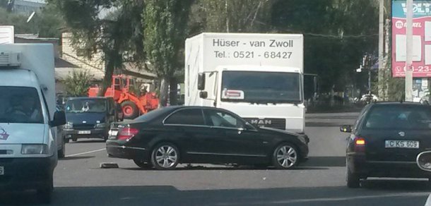 В центре Кишинева Mercedes столкнулся с грузовиком