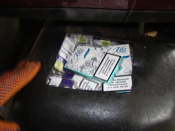 Autoturism „alimentat” cu peste 650 de pachete de ţigări