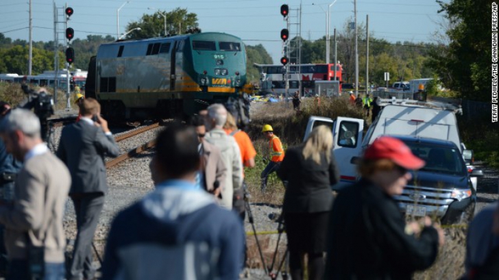 Accident teribil de tren: Cel puţin şase morţi şi 30 de răniţi