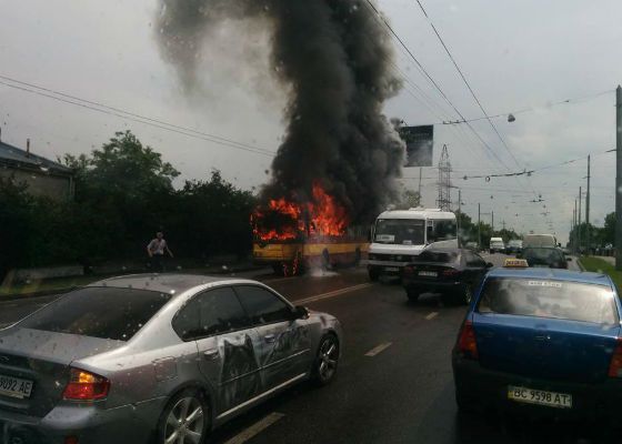 Во Львове горящий троллейбус врезался в дом