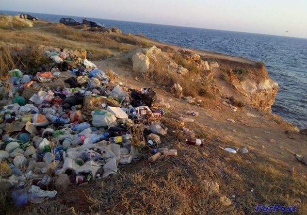 Немногочисленные туристы в Крыму отдыхают среди мусора