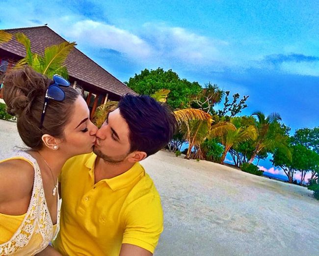 Care cuplu de la noi apare in ipostaze romantice pe o plaja din Maldive