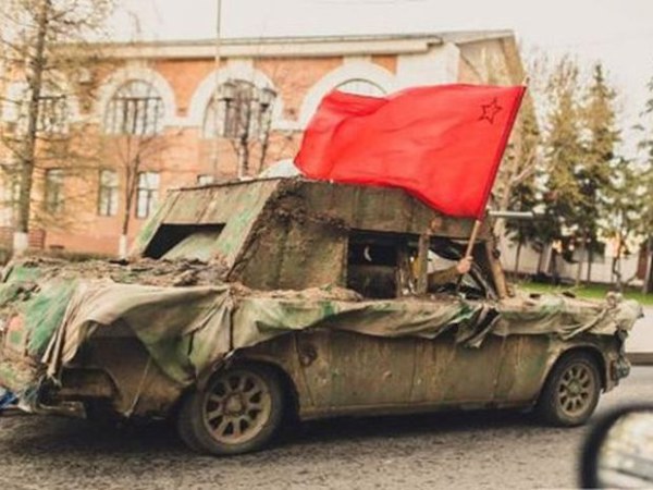 Nebunie! Cum şi-au folosit ruşii maşinile de Ziua Victoriei