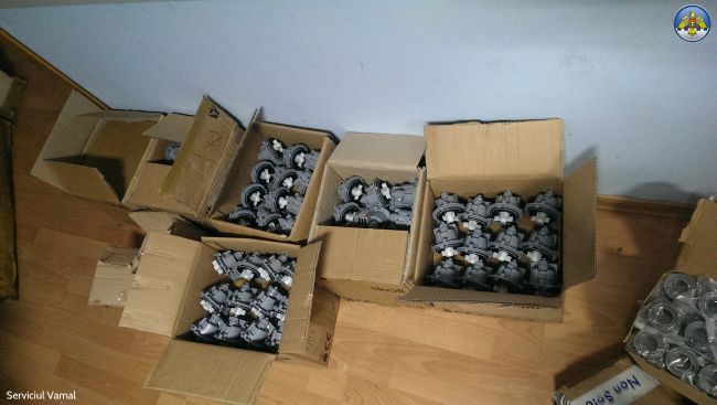 Microbuz cu colete din Italia, ravasit la frontiera