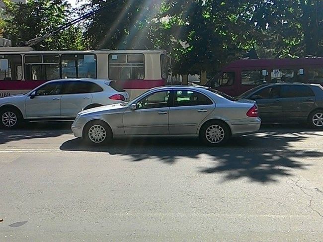Un Mercedes a parcat pe banda a treia pe bulevardul Dacia