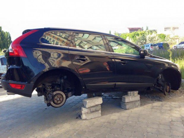 Unui Volvo XC60 din Capitală i-au furat toate roțile, dar i-au lăsat șuruburile