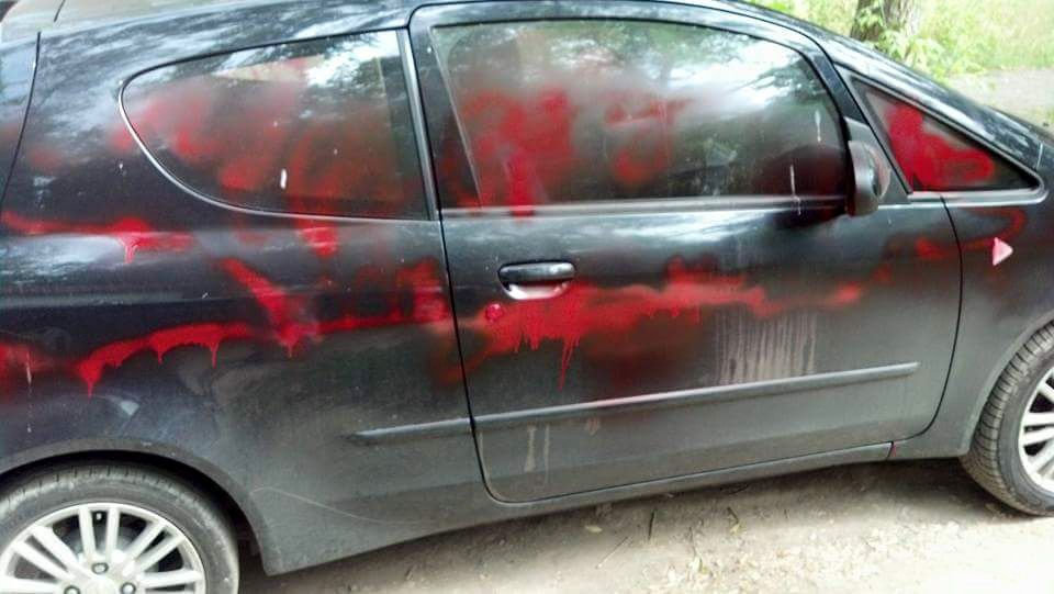 На Рышкановке припаркованную машину разрисовали баллончиком