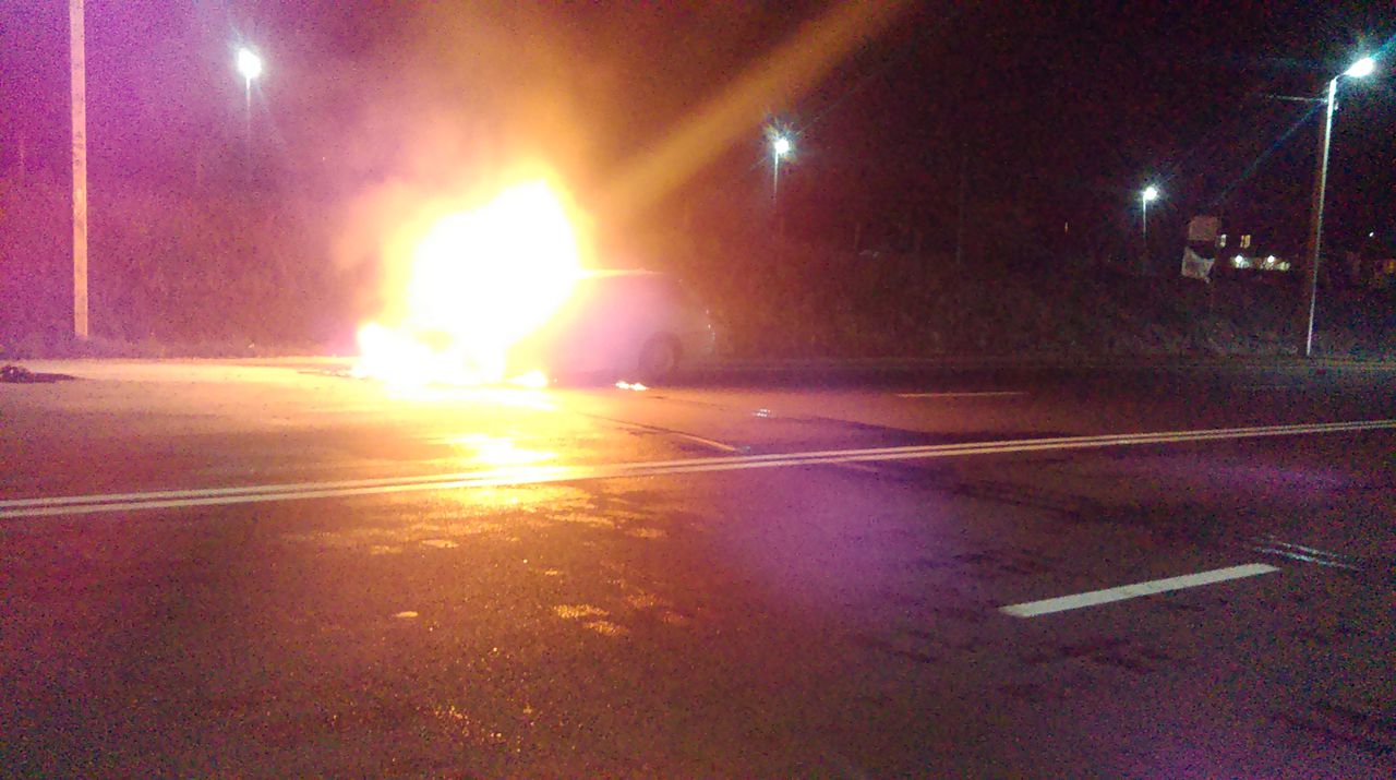 O mașină a luat foc în plină stradă la Peresecina, Orhei