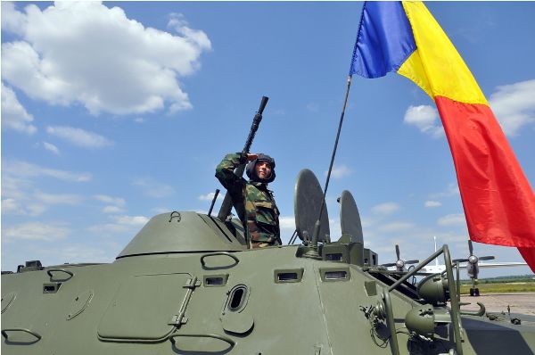 В Мэркулештах по случаю годовщины военной базы прошло авиашоу