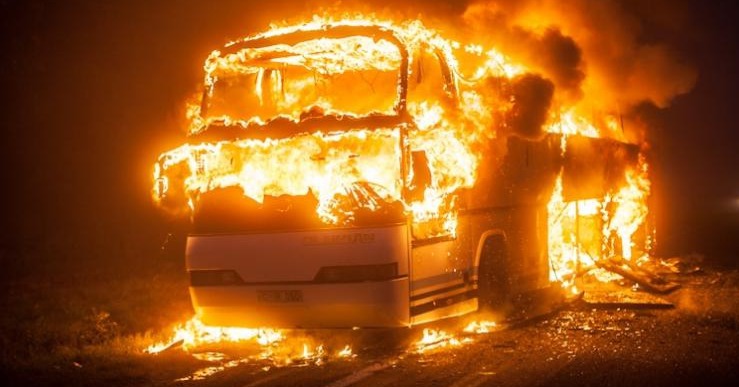Un autocar de pe ruta București - Chișinău, mistuit de flăcări la Strășeni