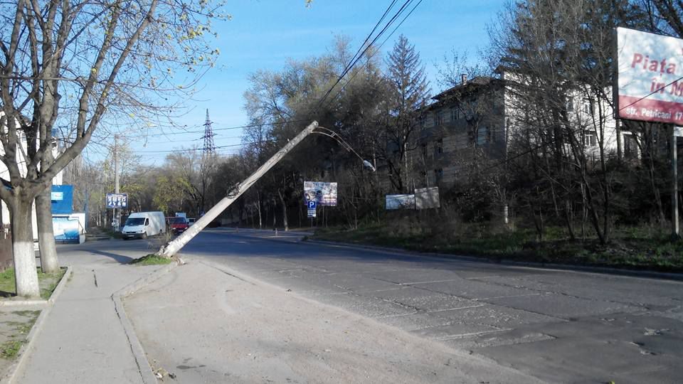 Сильный ветер повалил фонарный столб на Петриканской