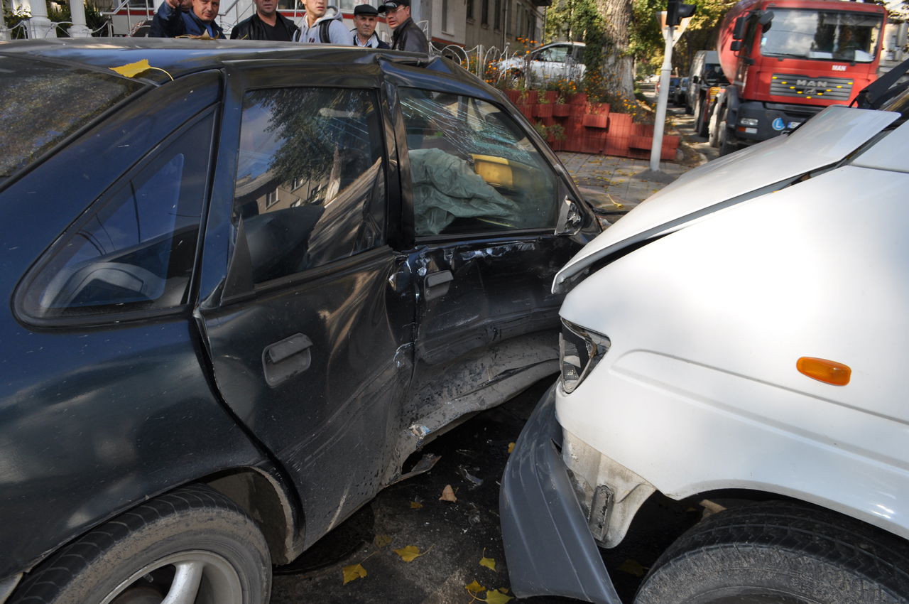 La Buiucani un microbuz cu pasageri s-a ciocnit cu un autoturism