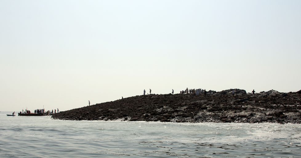 Primele imagini cu insula apărută în Marea Arabiei, după cutremurul din Pakistan
