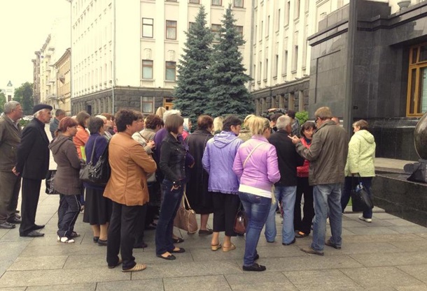 Матери и жены бойцов АТО пикетируют администрацию президента