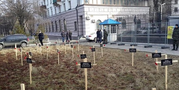 Возле посольства РФ в Киеве установили деревянные кресты