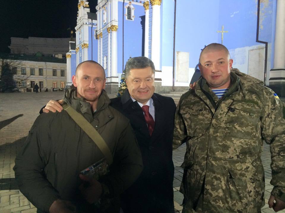Порошенко записал новогоднее обращение вместе с военными