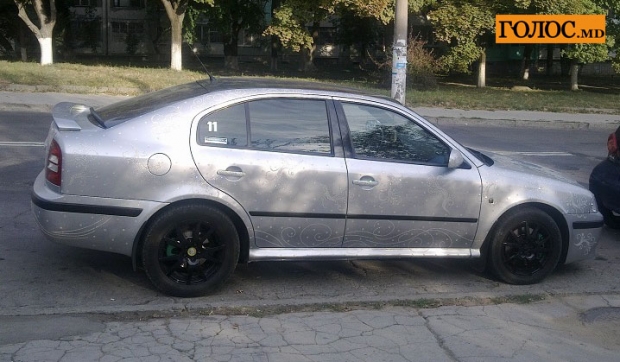 O nouă maşină încrustată cu cristale, surprinsă în Chişinău