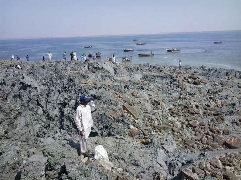 Primele imagini cu insula apărută în Marea Arabiei, după cutremurul din Pakistan
