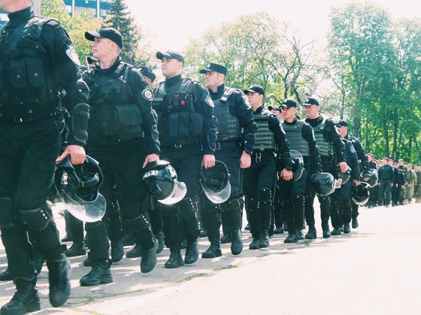 К Дому профсоюзов в Одессе стянули бронетехнику и 2000 силовиков