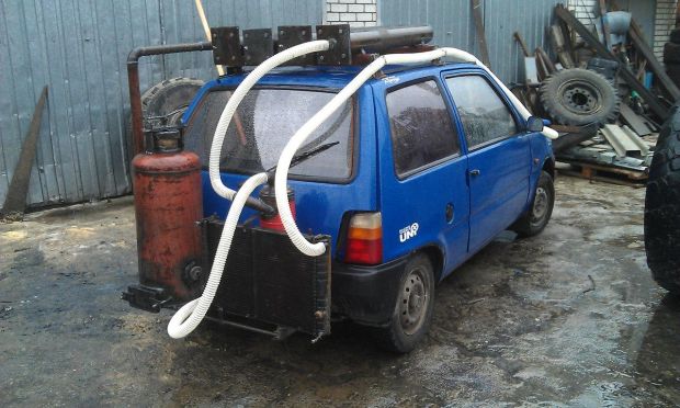 Șoferii și-au modificat mașinile ca să funcționeze pe bază de lemne