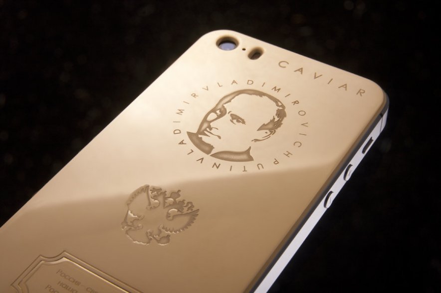 Итальянские ювелиры изготовили золотые iPhone с портретом Путина