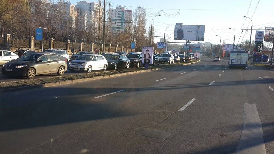 На виадуке образовалась километровая пробка