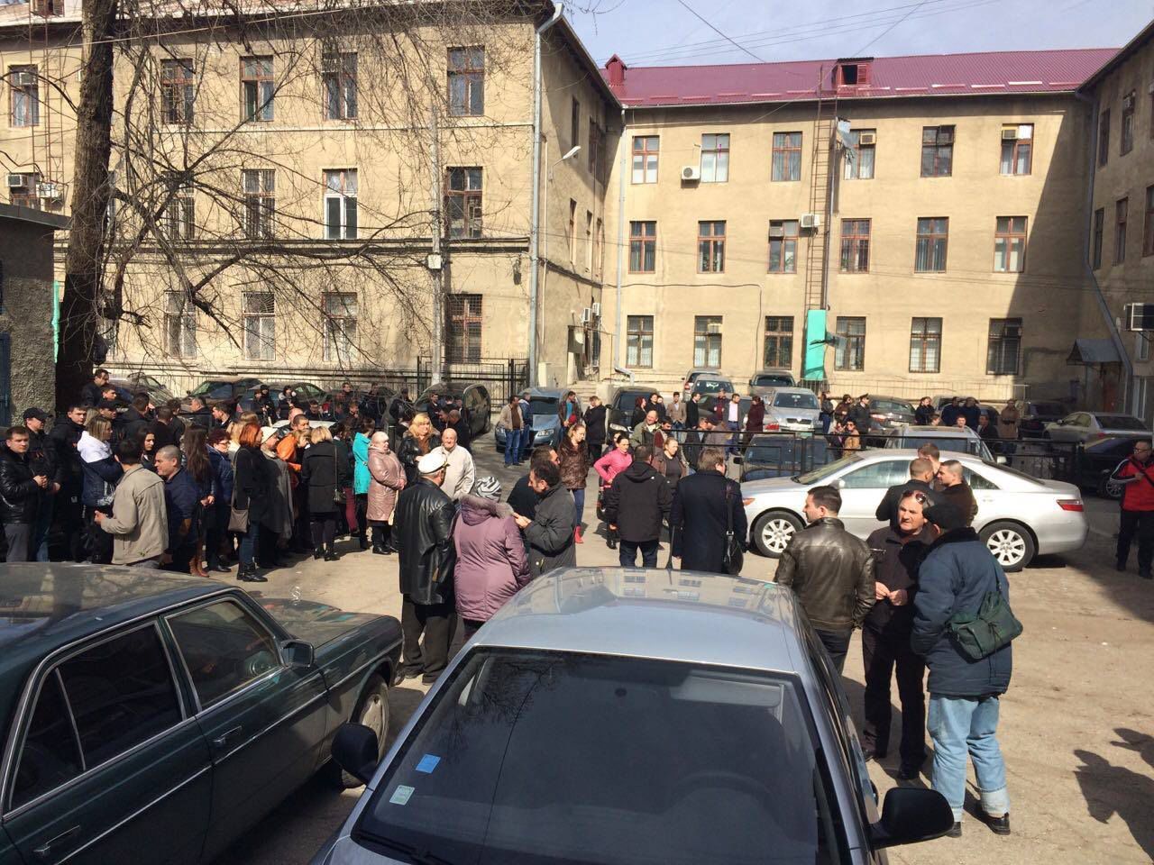 Сотни людей пришли в суд, чтобы поддержать Циповича,  Морару и Петкова