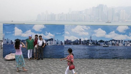 La ce duce poluarea extremă: Cum sunt nevoiţi să se pozeze turiştii din Hong Kong