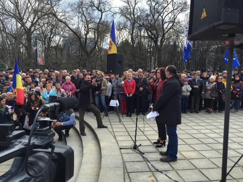 În jur de 2.000 de oameni au ieșit în stradă la protest