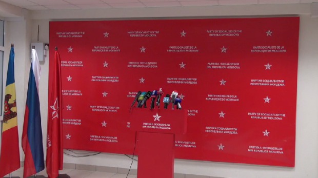 Dodon şi-a afişat la sediul partidului drapelul Federaţiei Ruse