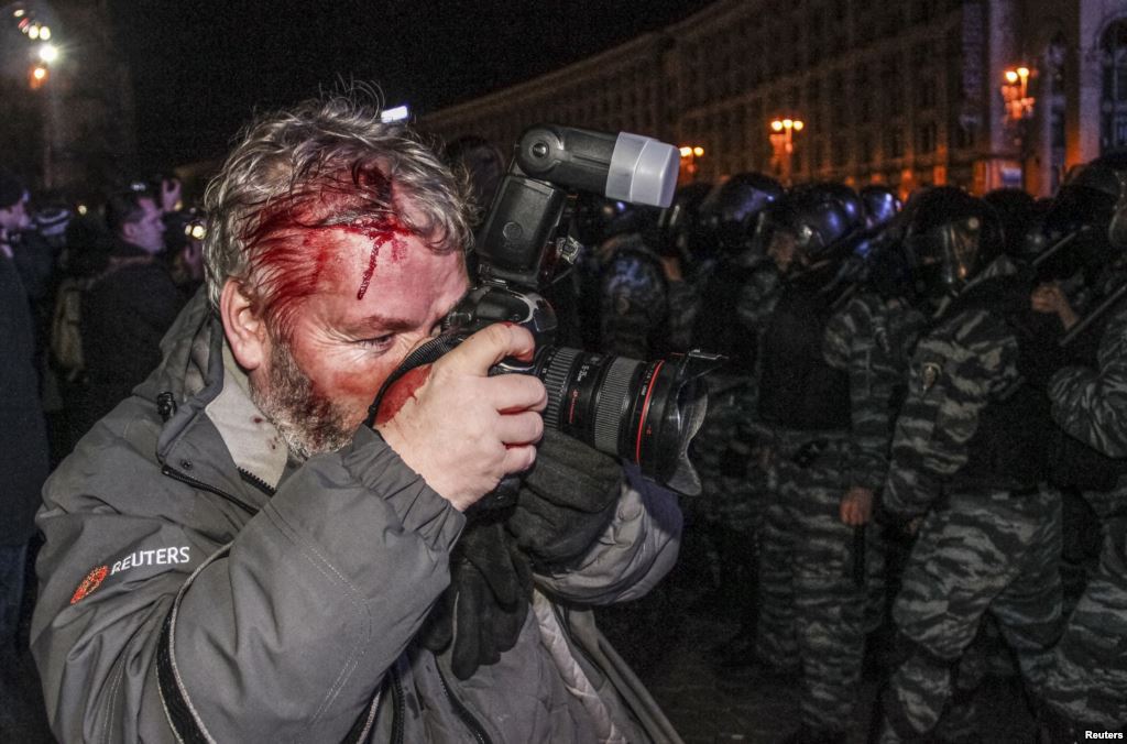 В Киеве при столкновениях со спецназом ранены журналисты