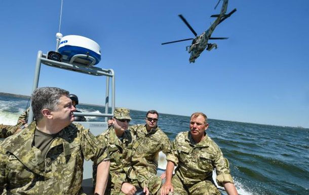 Порошенко на быстроходном катере наблюдал за учениями морпехов