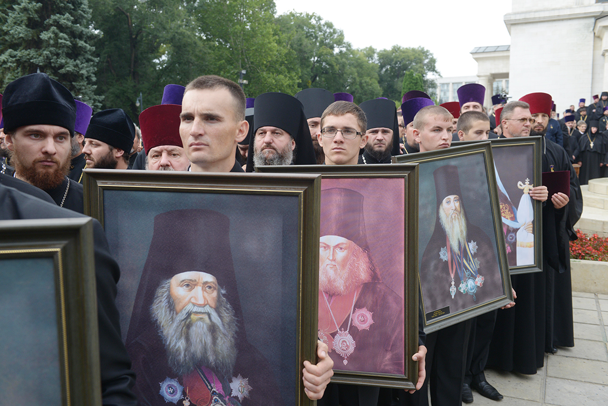 Фоторепортаж: Литургия на площади перед кафедральным собором Рождества Христова в Кишиневе