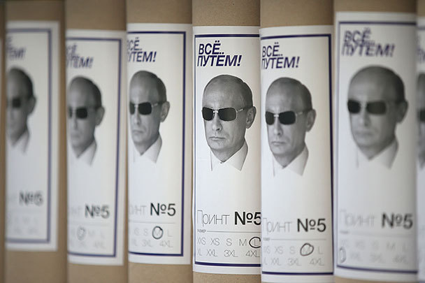 Путиномания в Москве: в ГУМе смели все футболки с изображением президента