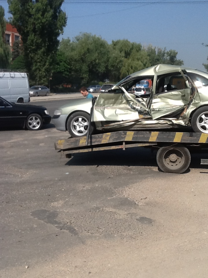 В столице столкнулись два автомобиля, один человек пострадал