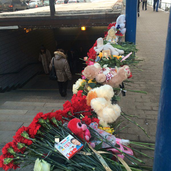 Москвичи принесли к метро цветы в память об убитой девочке