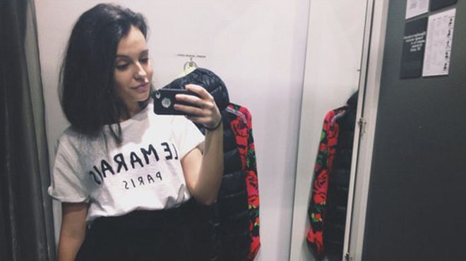 В Сети осудили девушку, меняющую медали деда-ветерана на iPhone