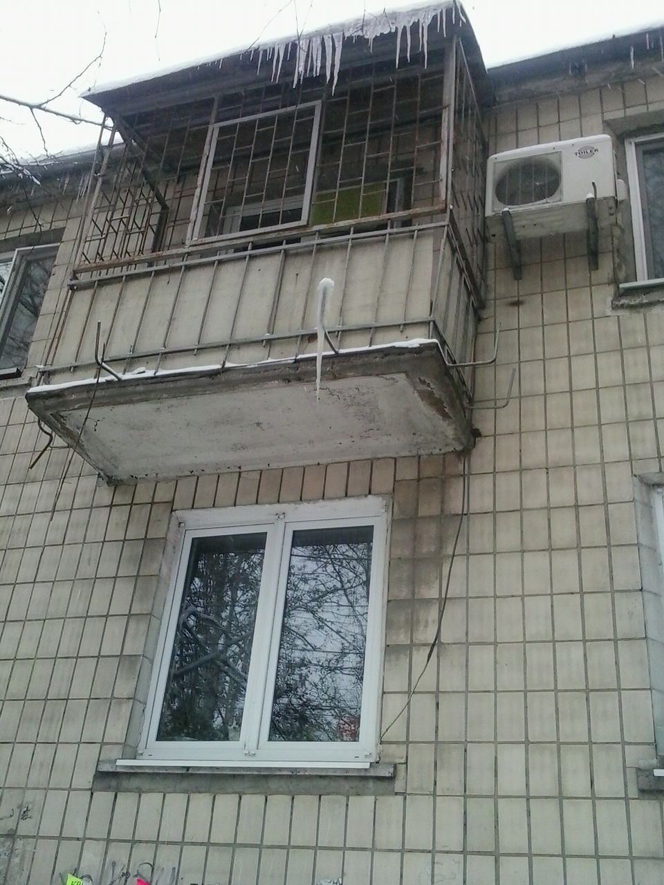 Ледяная атака: в Кишинёве падают сосульки