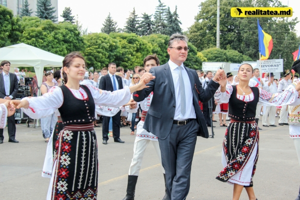 Николай Тимофти в национальном костюме станцевал хору на площади