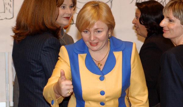 Бывшая жена Путина носит костюм цветов украинского флага
