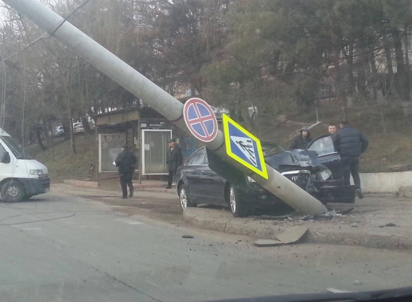 Stâlp de beton din capitala distrus de catre un sofer