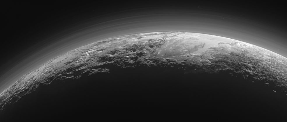 New Horizons передал на Землю фотографии заката на Плутоне