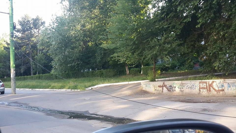 Trafic rutier, paralizat la Botanica după ce a fost avariată o linie electrică