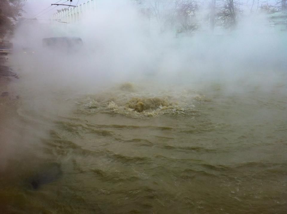 На Буюканах горячей водой затопило улицу